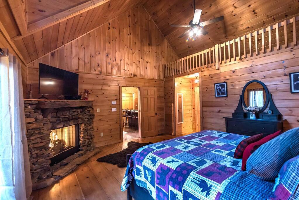 Private Creekside Cabin+Hot Tub,Pool Table, & Pets Ellijay Exterior foto